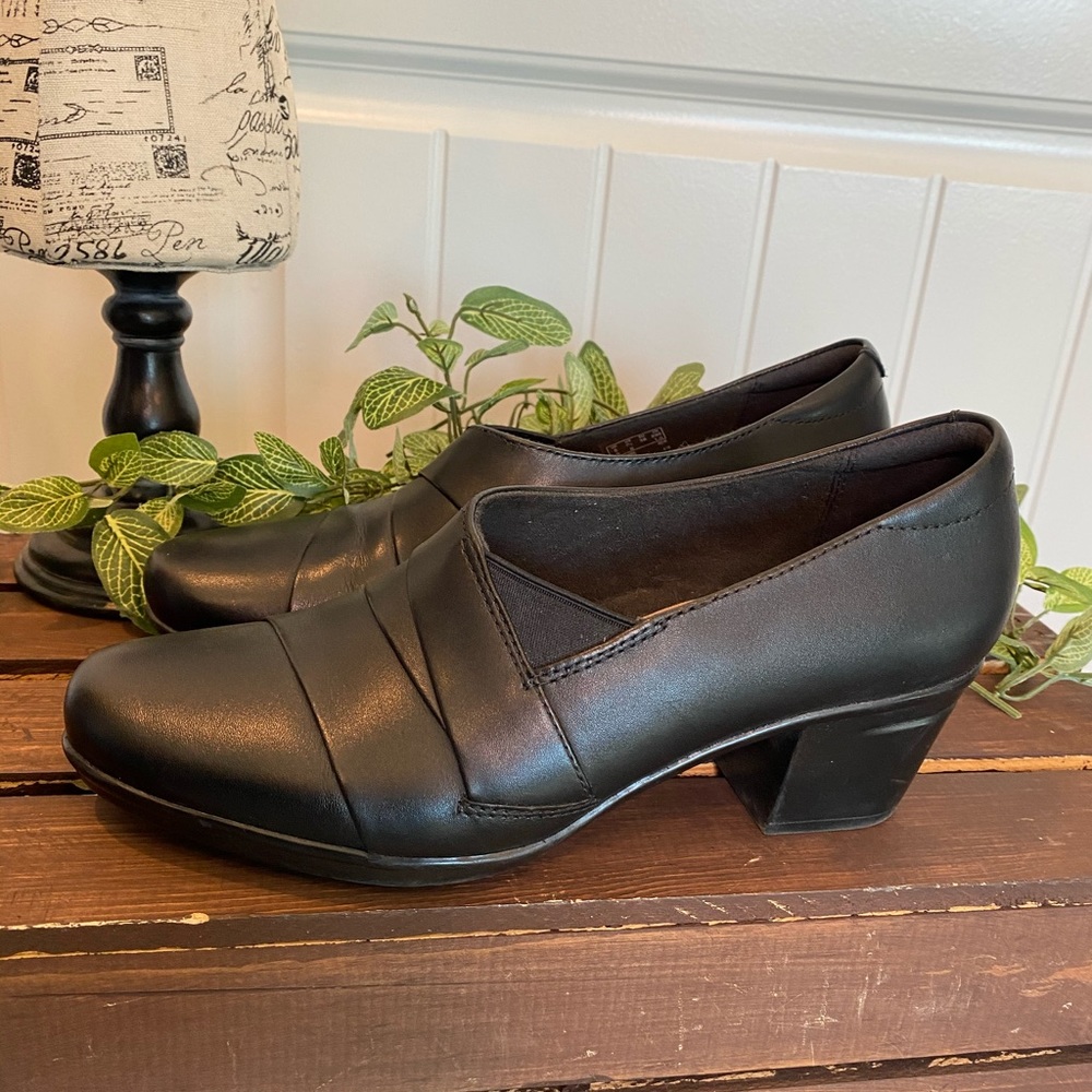 Like New! Clarks Soft Memory Foam Heel Collection - image 4